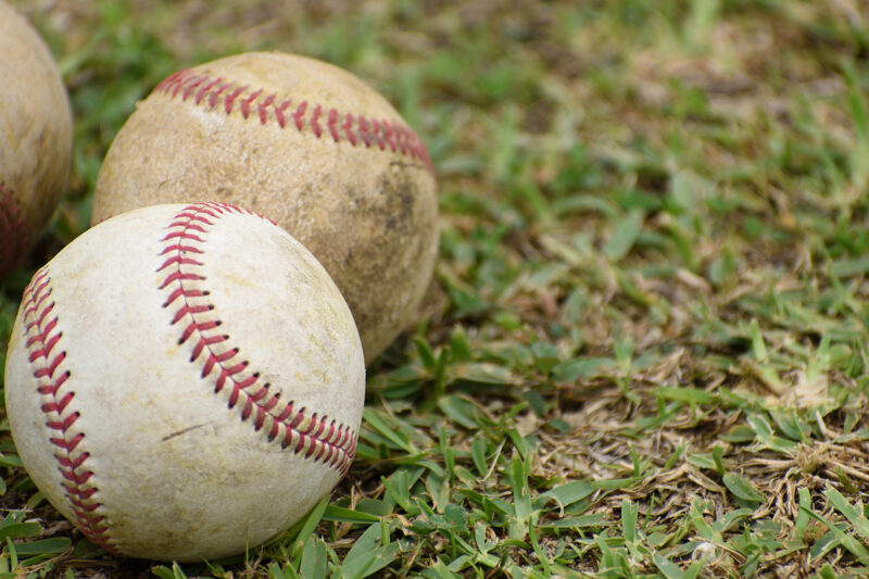 芝生に置かれている硬式野球のボール