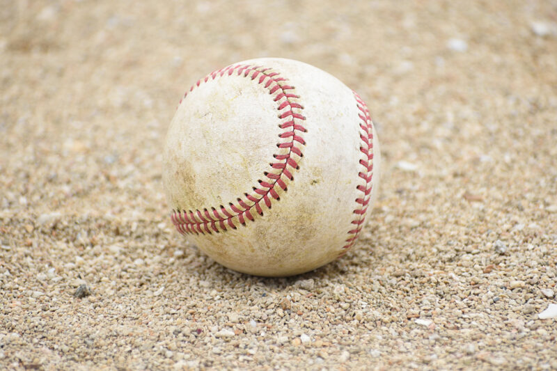 フィールドに置かれている硬式野球のボール1個