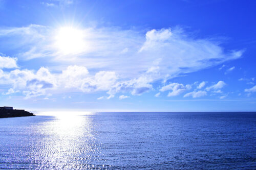 海面に輝く太陽の光／沖縄県宜野湾市
