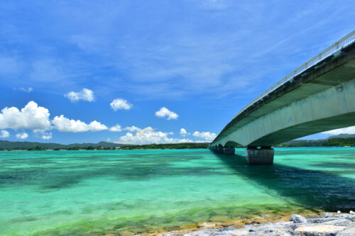 古宇利大橋とエメラルドグリーンの海／沖縄県古宇利島