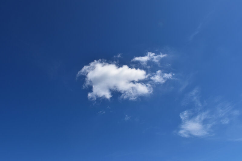 青空に浮かぶ小さな雲