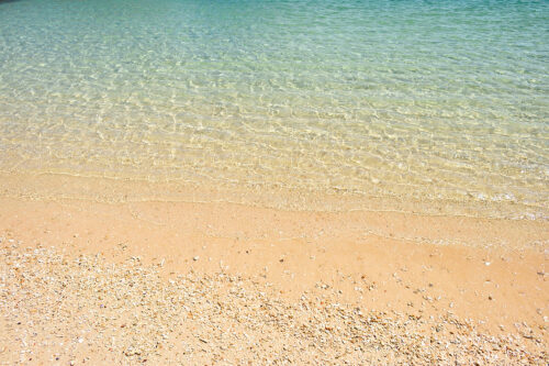 綺麗な砂浜と透き通る海／沖縄県座間味島阿真ビーチ